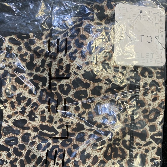 Padded Leopard print Sports Bra. - Picture 4 of 4